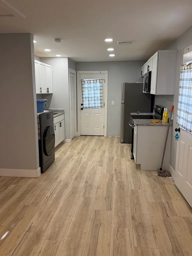 2 bed, 700 sqft, $1,600 — Photo 1