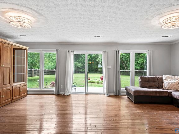 4th image of 122 Brooks Ln