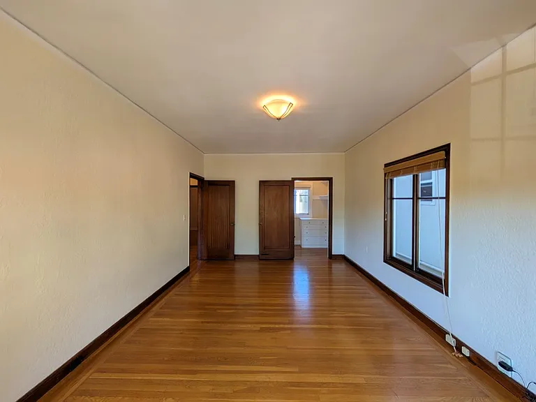 2427 Hilgard Ave — Photo 16