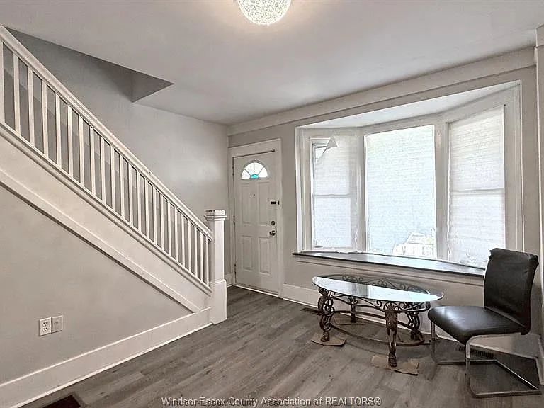 1424 Wyandotte St W — Photo 8