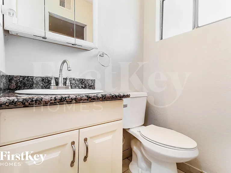 7156 N 17th Dr — Photo 10