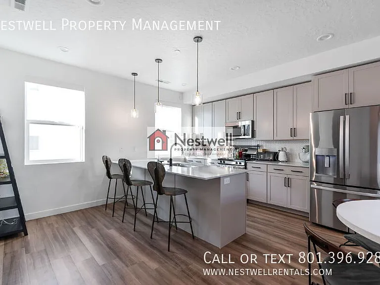 359 N 700 W #21 — Photo 10