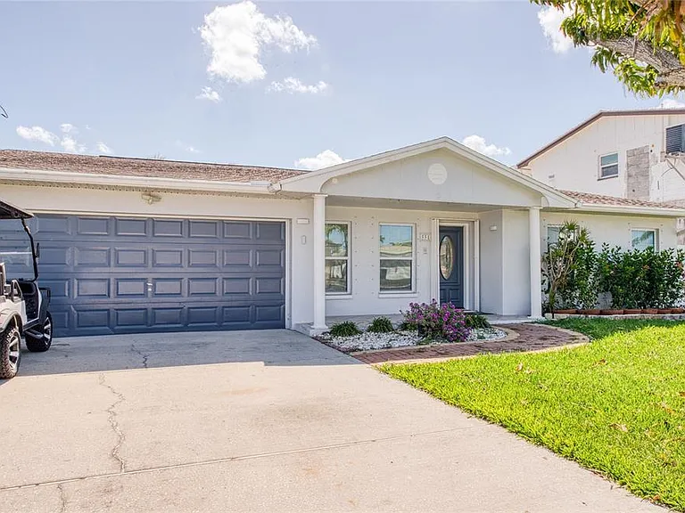 551 Crystal Dr — Photo 2