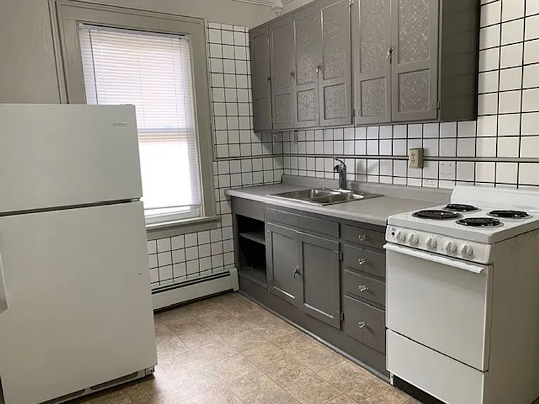 421 University Ave W — Photo 12