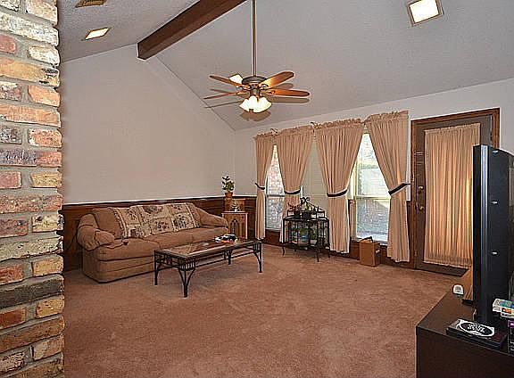 4th image of 1901 Wedgewood Dr