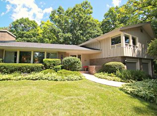 1680 Lindhurst Dr, Elm Grove, WI 53122