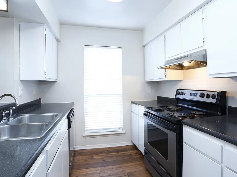 Huntington Apartments — Photo 7