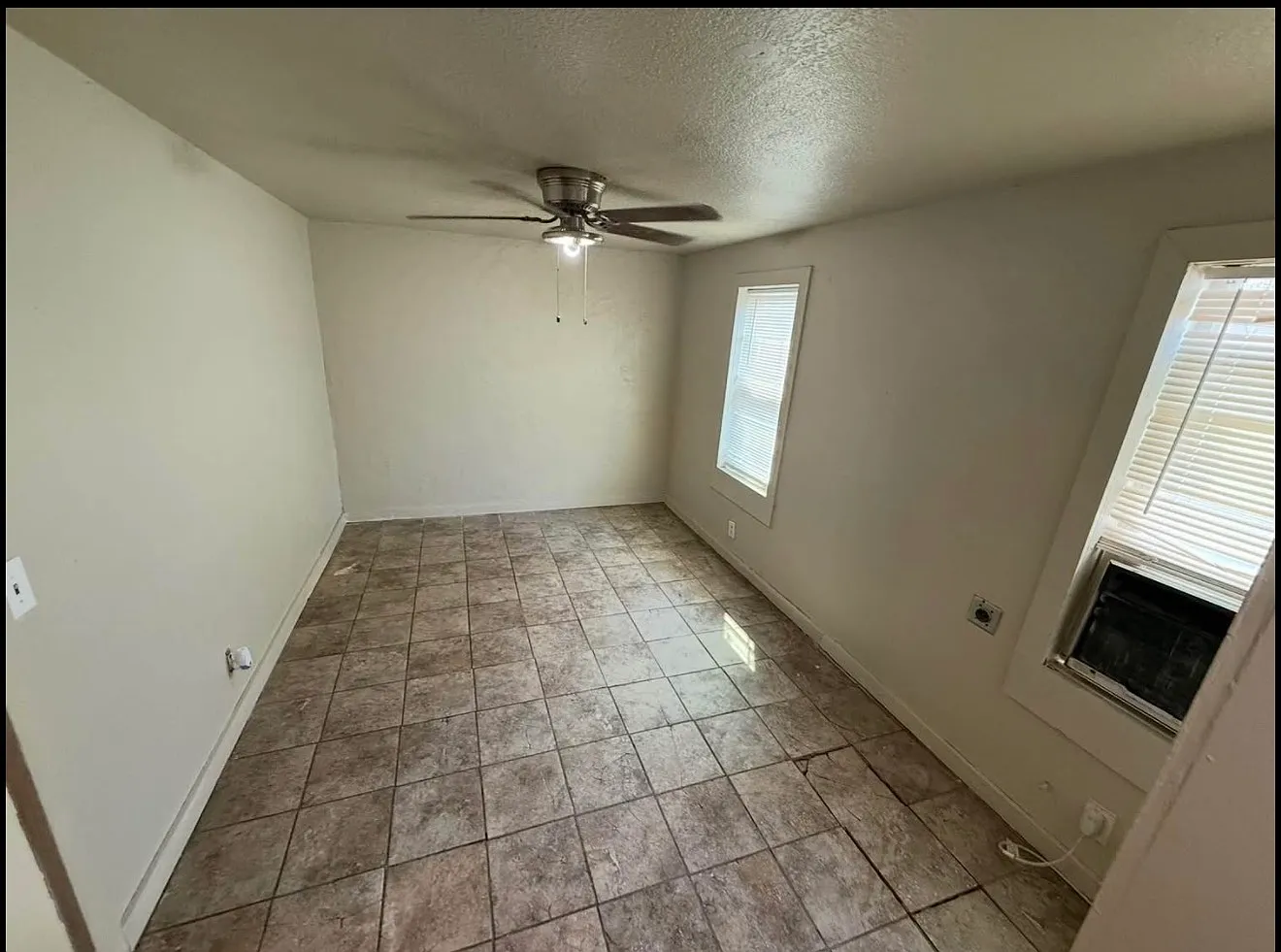 Studio, 300 sqft, $600 — Photo 1