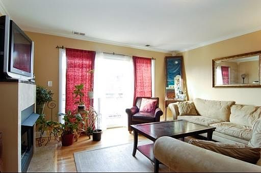2nd image of 6423 N Damen Ave APT 3W