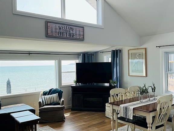 4th image of 2966 N Shore Dr