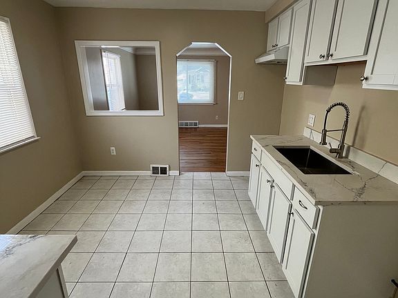 3rd image of 26281 Clancy St