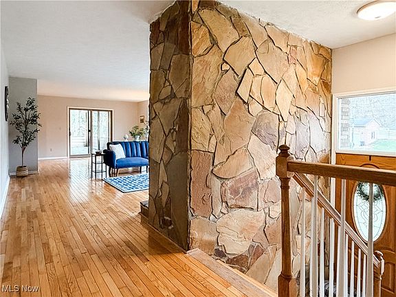 4th image of 130 N Hills Dr