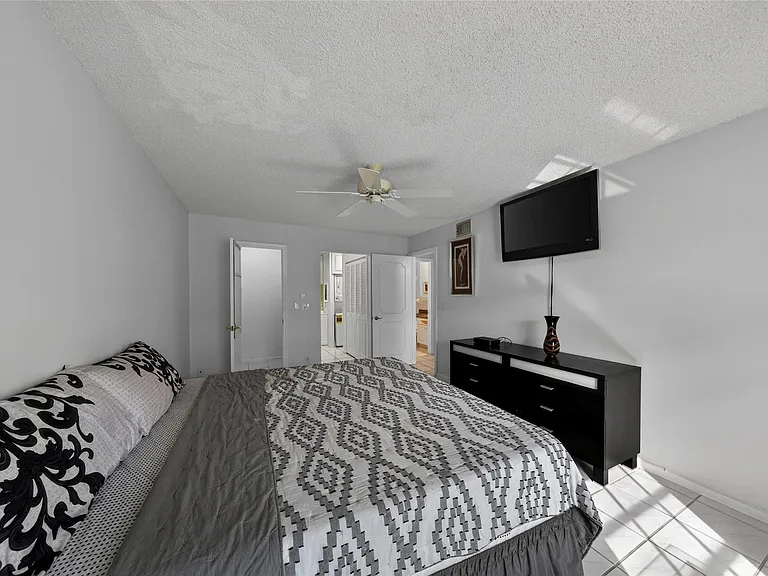 6253 Bay Club Dr #1 — Photo 25