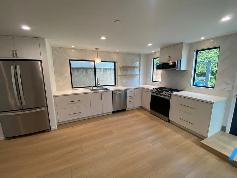 2610 S Barrington Ave — Photo 3