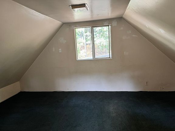 UPSTAIRS BEDROOM
