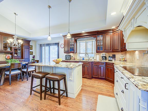 4th image of 14 Barbara Lynn Ct Floor 1