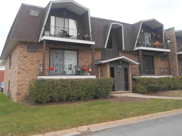 1439 Carriage Ln, Westmont, IL 60559