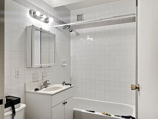 5th image of 109 E 102nd St APT 5F