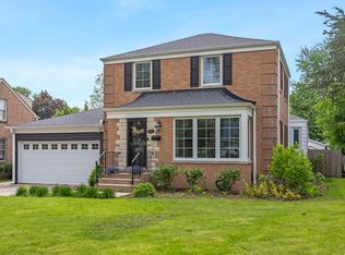 104 Iroquois Dr, Clarendon Hills, IL
