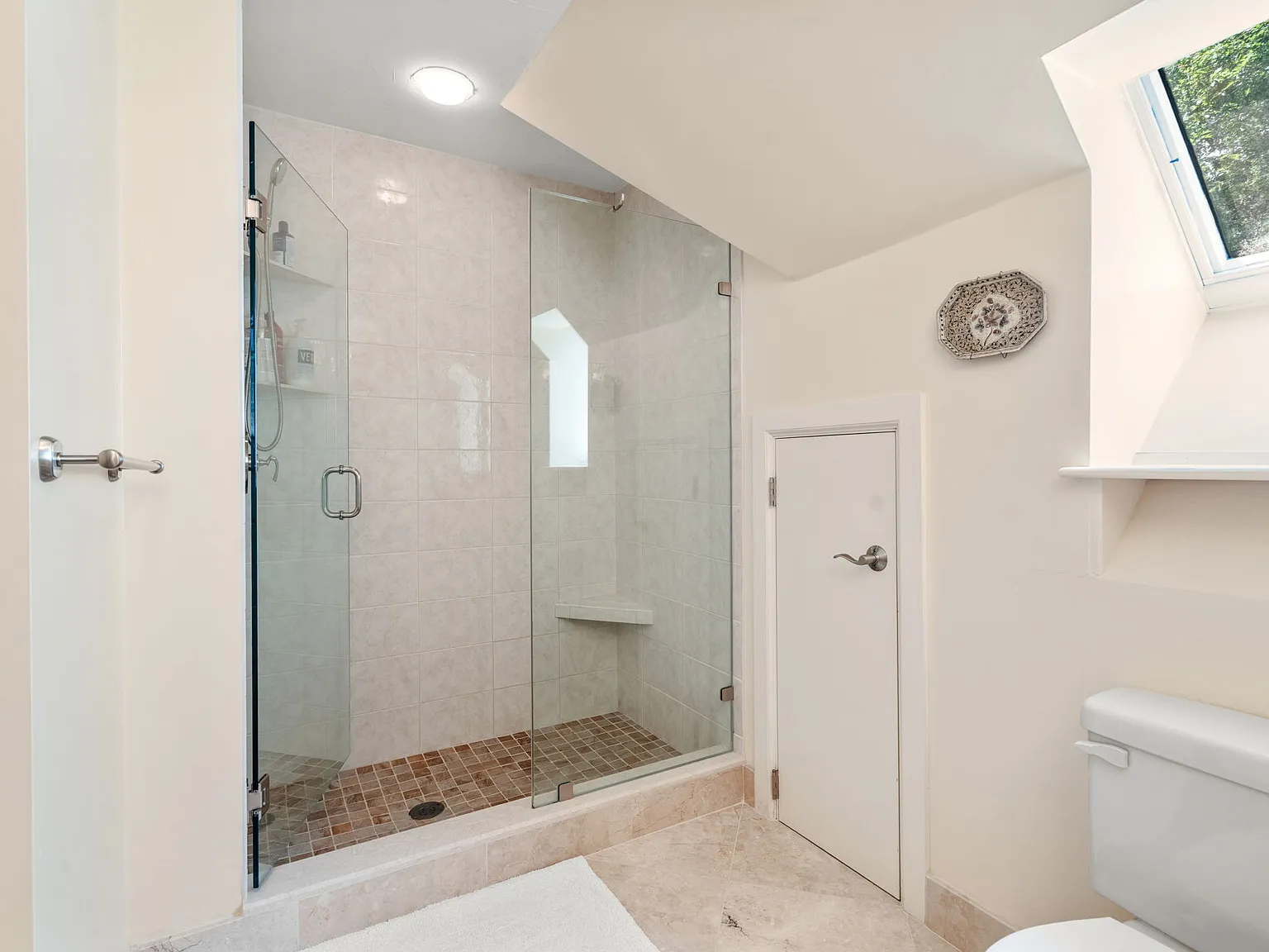 4 bed, 4.5 bath, 4398 sqft, $9,800 — Photo 2
