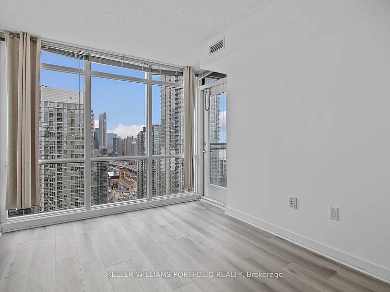 15 Fort York Blvd W #3907 — Photo 34