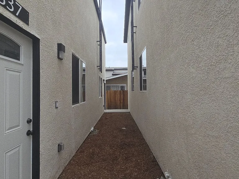 33(835E) — Photo 9