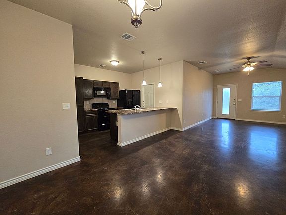 5th image of 905 Rosewood Dr #A