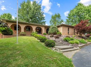 945 E Gunn Rd, Rochester, MI 48306