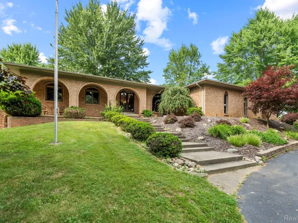 945 E Gunn Rd, Rochester, MI 48306