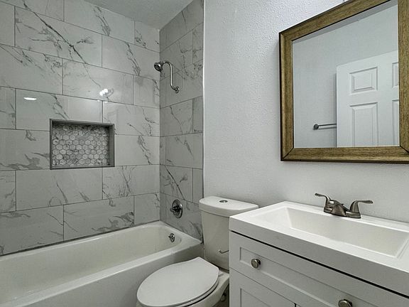 4th image of 260 Bonnell Dr