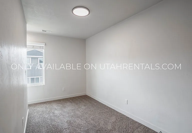 204 N 725 E — Photo 13