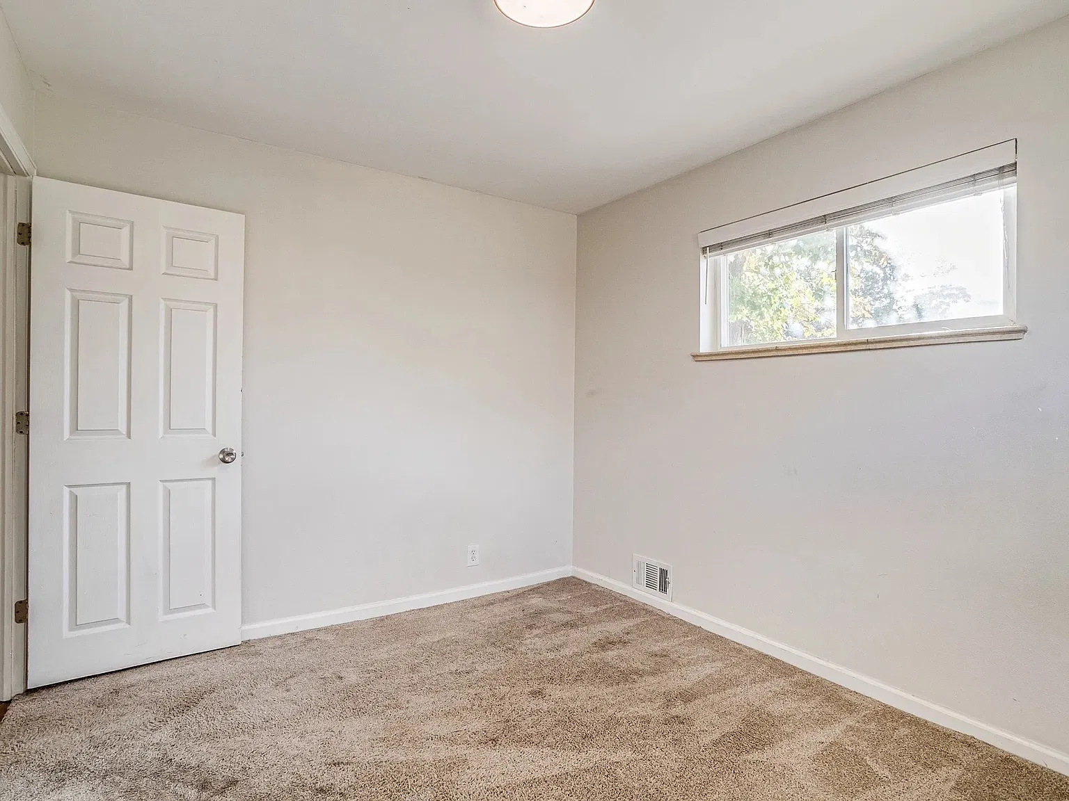 5 bed, 1.0 bath, 2400 sqft, $595 — Photo 3