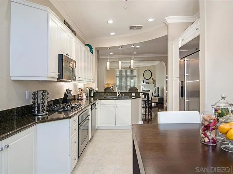 Paramount Dr — Photo 17