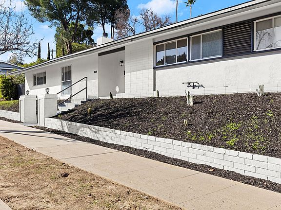 3rd image of 20335 Oxnard St