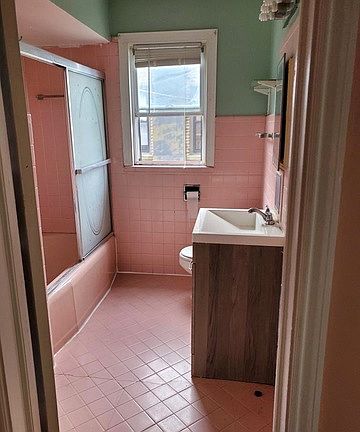 5th image of 6414 N Rockwell St APT 2