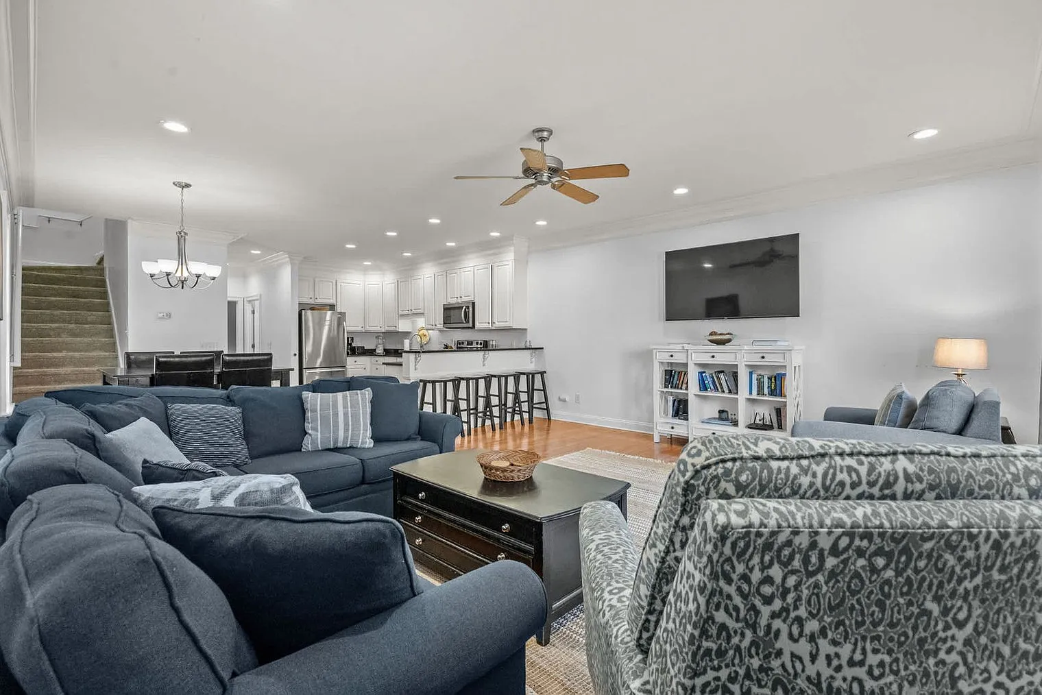 4 bed, 4.0 bath, 2249 sqft, $9,522 — Photo 4