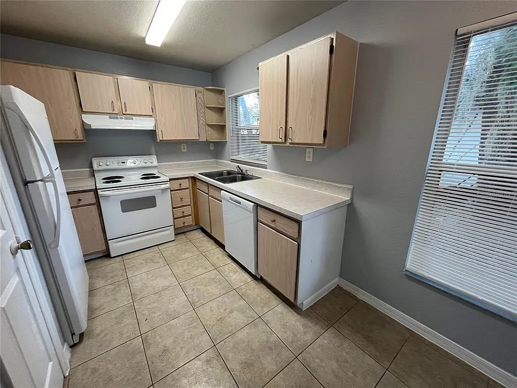 3 bed, 2.0 bath, 1101 sqft, $1,680 — Photo 3