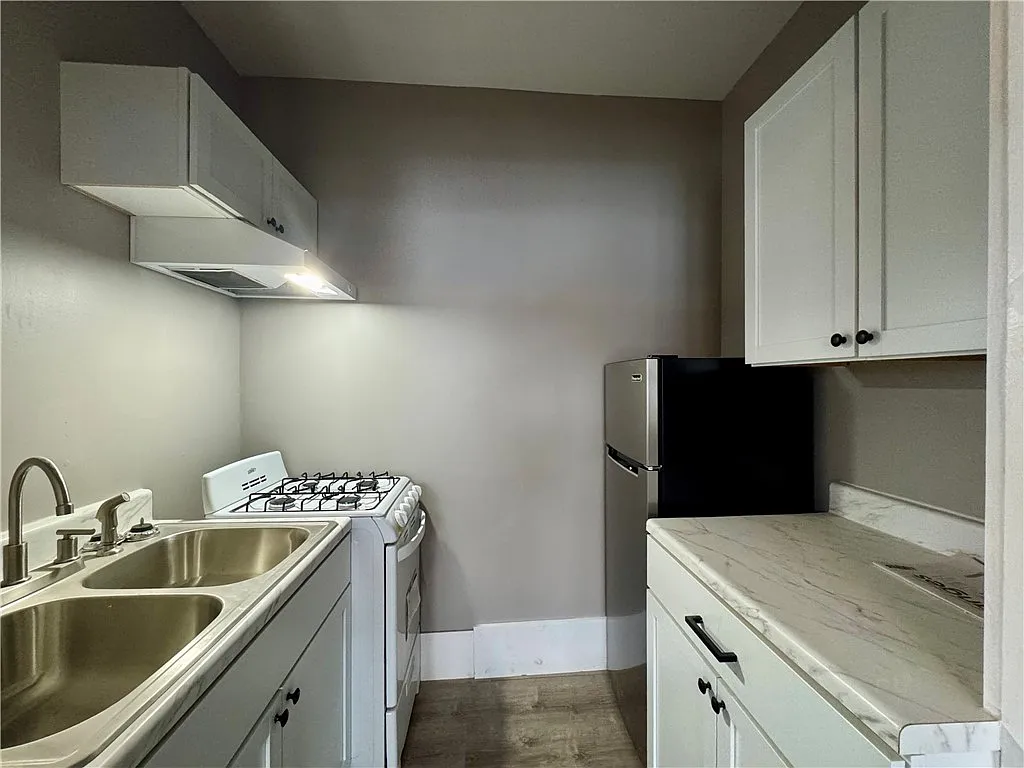 Building Photo - 2042 Dewey Ave #4