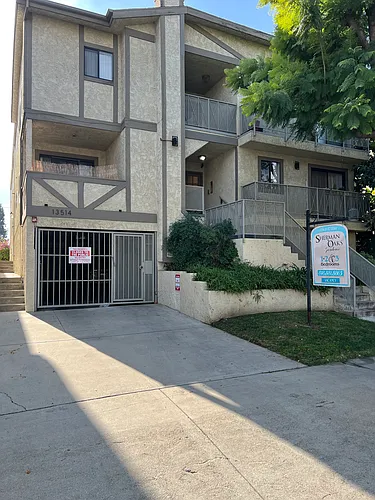 5-13508 Burbank Blvd Photo 1