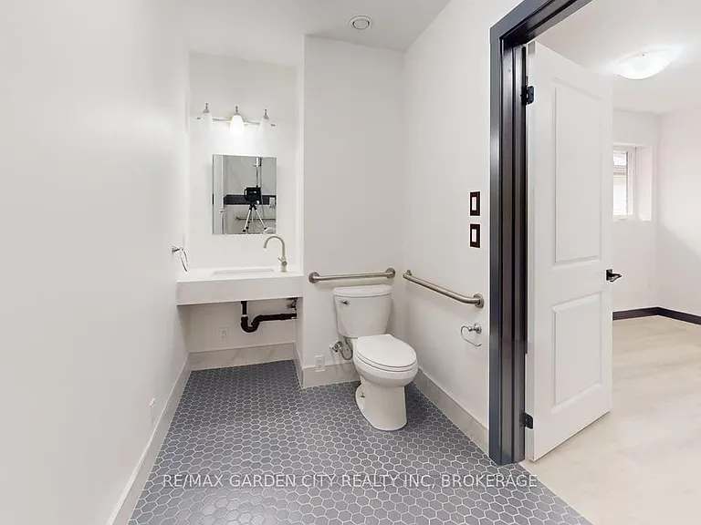 729 Queensdale Ave E — Photo 8