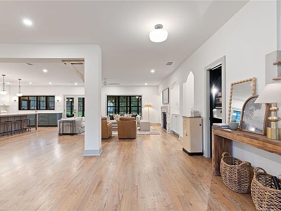 4th image of 290 Walnutwood Trl