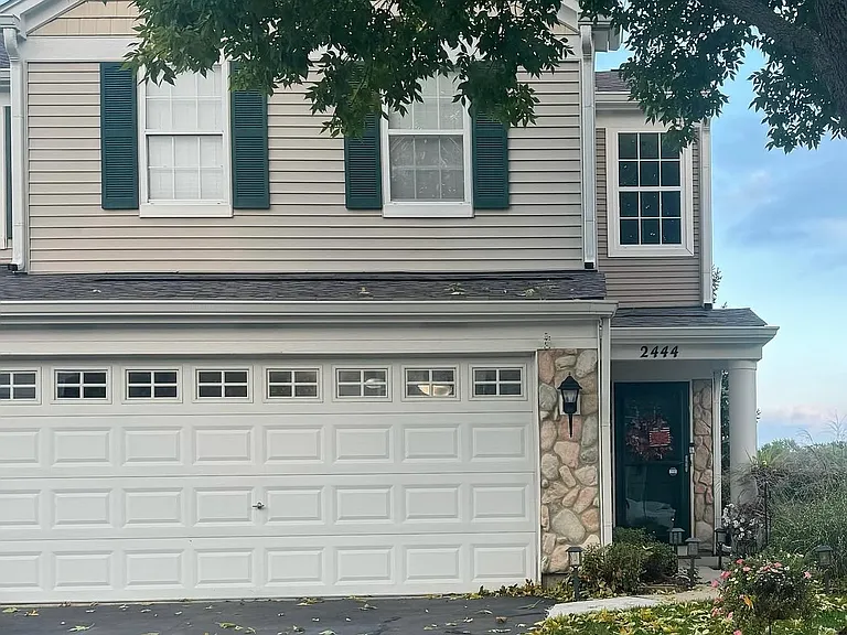 2444 Oak Tree Ln — Photo 2