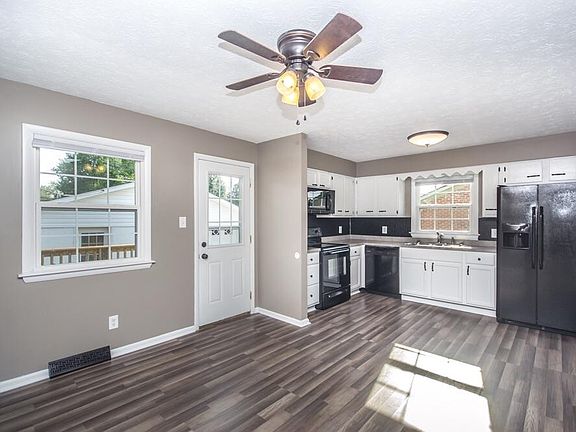 5th image of 444 Edgewood Dr