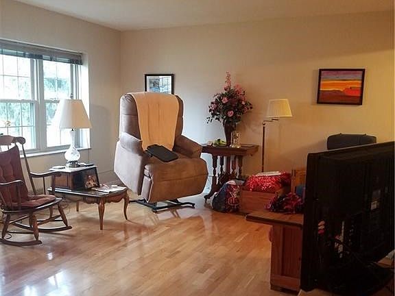 3rd image of 15925 Van Aken Blvd APT 101E