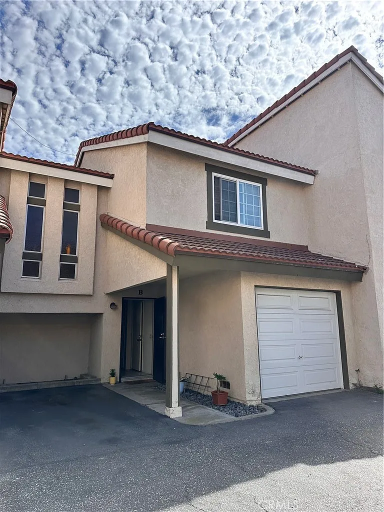2 bed, 2.5 bath, 1025 sqft, $3,200 — Photo 2