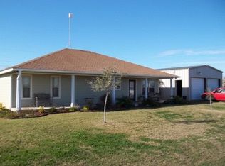 380 Bayview Dr, Palacios, TX 77465