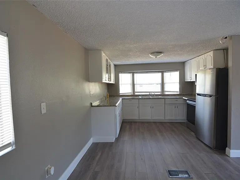 17524 Medley Ave — Photo 13