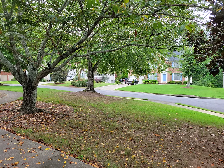 Picture of the home across the street.
This is a Nice neighborhood! And if you have made it this far looking at the pictures then remember there is a pretty nice pool and two tennis courts. Everyone in that neighborhood is cordial.