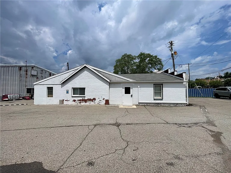 210 S Monroe St — Photo 2
