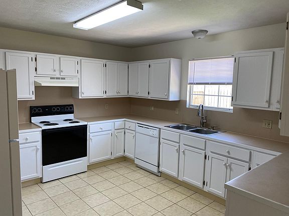2nd image of 3718 Newcastle Dr